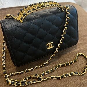 Black purse w gold chain